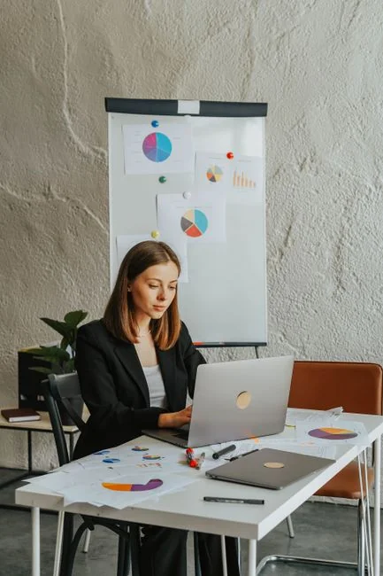 Vue rapprochée de divers documents marketing étalés sur un bureau, idéale pour illustrer des réunions stratégiques d'entreprise.